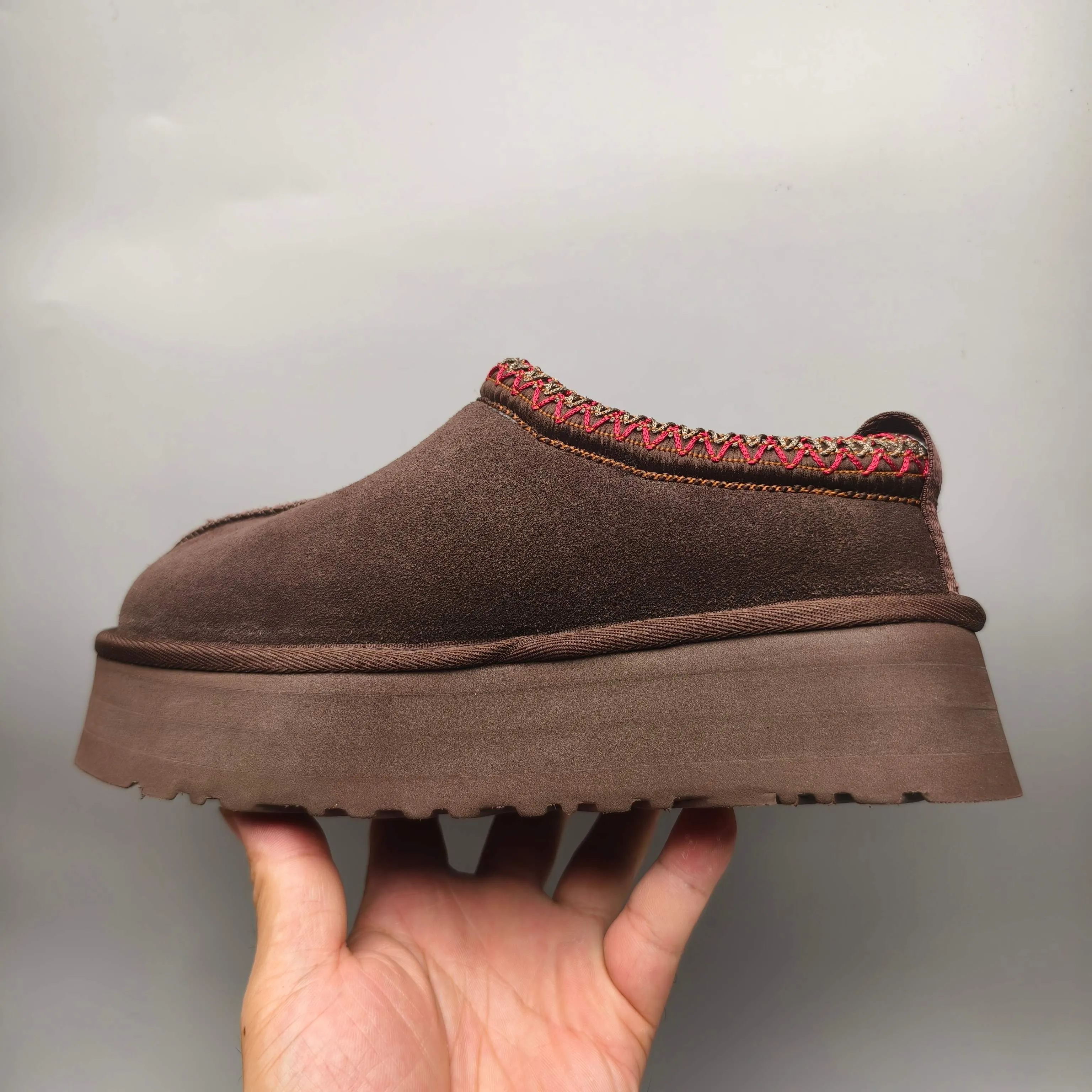 💰440 UGG sheepskin all-in-one snow boots 2553 co-branded national trend style thick-soled one-leg women’s snow boots🐾~ 🍭 A co-branded trendy item launched with well-known designer brands Feng Chen Wang and TELFAR. Zhou Dongyu & Wang Jiaer’s same style Fang Kete boots. The slip-on design makes it easy to put on and take off, and can be used indoors or outdoors. The exotic edging design is eye-catching, and it is definitely worth buying~ 🍭Material: cowhide➕sheep fur Outsole: rubber (light wing technology) 🍭Color: black, maroon, sand, dark green, light gray, chocolate, beige, walnut, brown, dark gray, red 🍭Number of codes: 35-42
